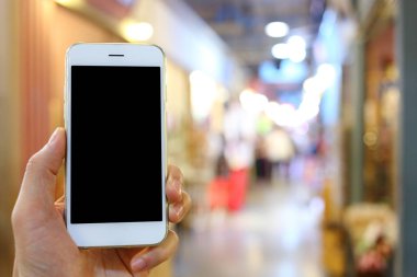 Gece arkaplanı olan akıllı telefon.