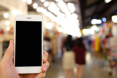 Gece arkaplanı olan akıllı telefon.