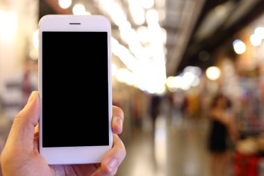 Gece arkaplanı olan akıllı telefon.