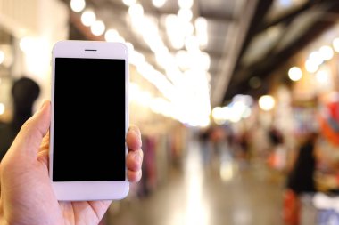 Gece arkaplanı olan akıllı telefon.