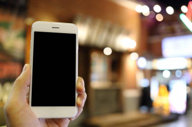 Gece arkaplanı olan akıllı telefon.