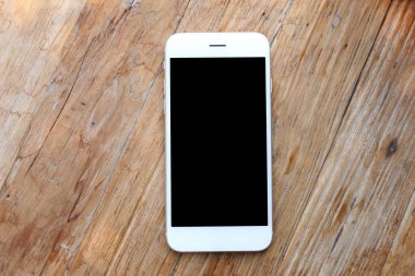 Ahşap arka planda akıllı telefon