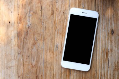 Ahşap arka planda akıllı telefon