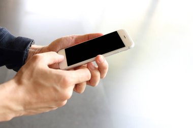 El ele tutuşmak ve akıllı telefon kullanmak.