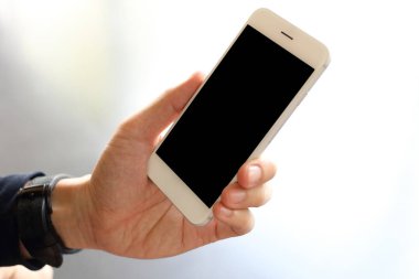 El ele tutuşan akıllı telefon.