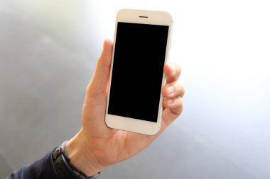 El ele tutuşan akıllı telefon, kapat.