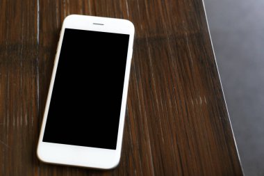 Ahşap arka planda akıllı telefon