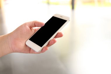 El ele tutuşan akıllı telefon.