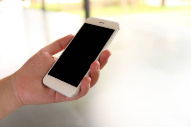 El ele tutuşan akıllı telefon.