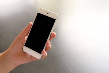 El ele tutuşan akıllı telefon.