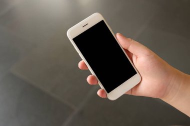 El ele tutuşan akıllı telefon.