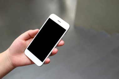 El ele tutuşan akıllı telefon.