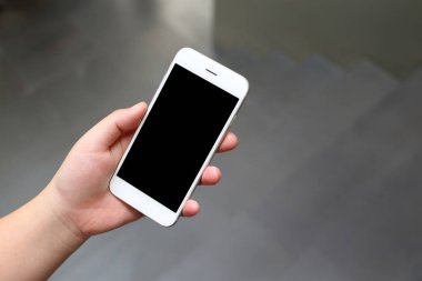 El ele tutuşan akıllı telefon.