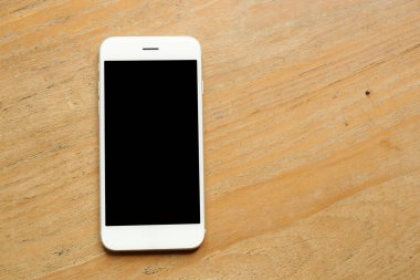 Masanın üzerinde el ele tutuşan akıllı telefon.