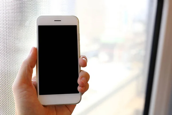 Trende el ele tutuşan akıllı telefon