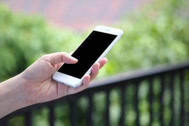 Ofis geçmişi olan el ele tutuşan akıllı telefon.