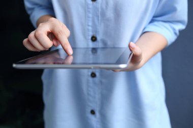 Ofis geçmişi olan ve tablet kullanan bir kadın