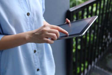 Ofis geçmişi olan ve tablet kullanan bir kadın