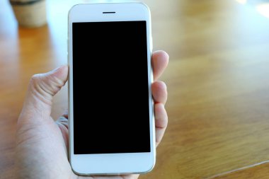 Smartphone kahve kafede tutan el