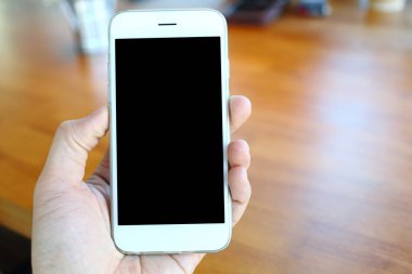 Smartphone kahve kafede tutan el