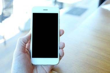 Smartphone kahve kafede tutan el