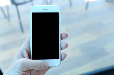 Smartphone kahve kafede tutan el