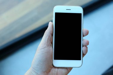 Smartphone kahve kafede tutan el