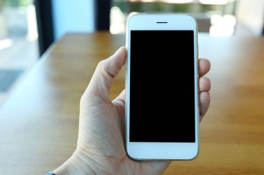 Smartphone kahve kafede tutan el