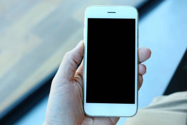 Smartphone kahve kafede tutan el