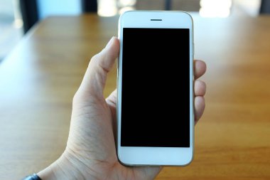 Smartphone kahve kafede tutan el