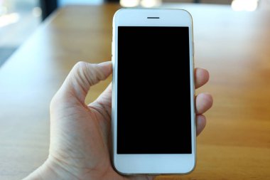 Smartphone kahve kafede tutan el