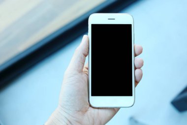 Smartphone kahve kafede tutan el