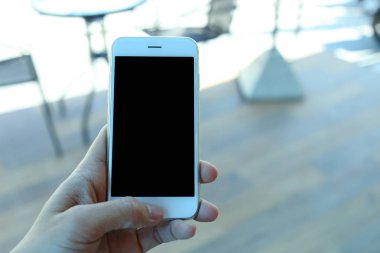 Smartphone kahve kafede tutan el