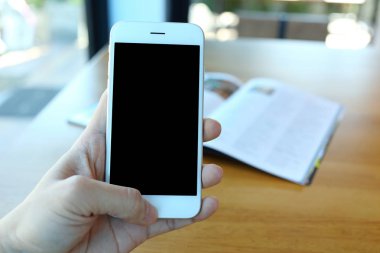 Smartphone kahve kafede tutan el