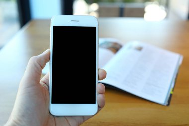 Smartphone kahve kafede tutan el