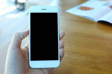 Smartphone kahve kafede tutan el