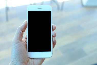 Smartphone kahve kafede tutan el