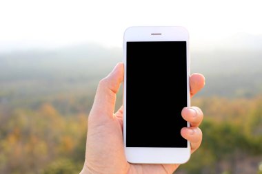 Mockup smartphone ile güneş ışığı ve dağ backgr tutan el