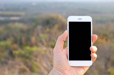 Ağaç zeminli el ele tutuşan akıllı telefon.