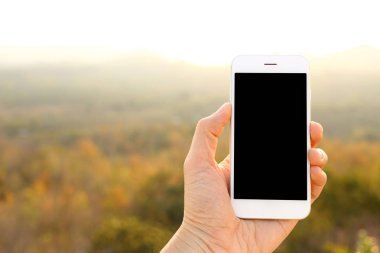Mockup smartphone ile güneş ışığı ve dağ backgr tutan el