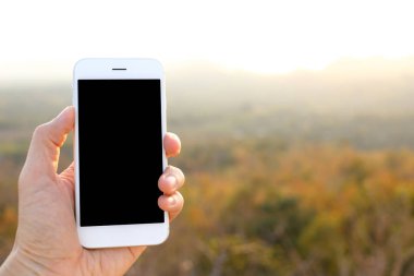 Mockup smartphone ile güneş ışığı ve dağ backgr tutan el