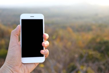 Mockup smartphone ile güneş ışığı ve dağ backgr tutan el
