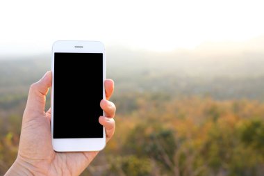 Mockup smartphone ile güneş ışığı ve dağ backgr tutan el