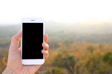 Mockup smartphone ile güneş ışığı ve dağ backgr tutan el