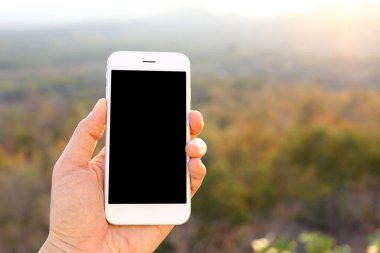 Mockup smartphone ile güneş ışığı ve dağ backgr tutan el