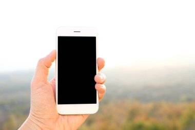 Mockup smartphone ile güneş ışığı ve dağ backgr tutan el