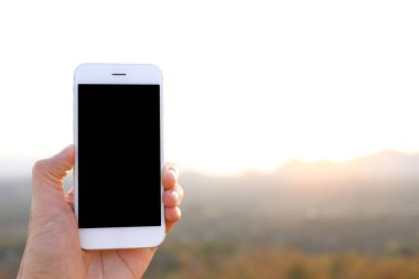 Mockup smartphone ile güneş ışığı ve dağ backgr tutan el
