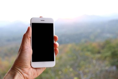El smartphone dağ arka plan ile tutarak