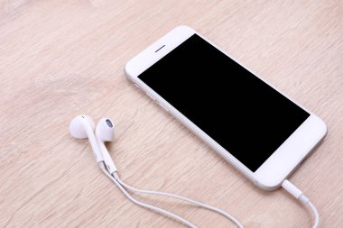 akıllı telefonlar mockup ahşap üzerinde