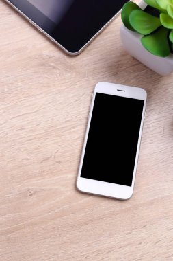 Boş ekran smartphone ve tablet ahşap arka plan üzerinde